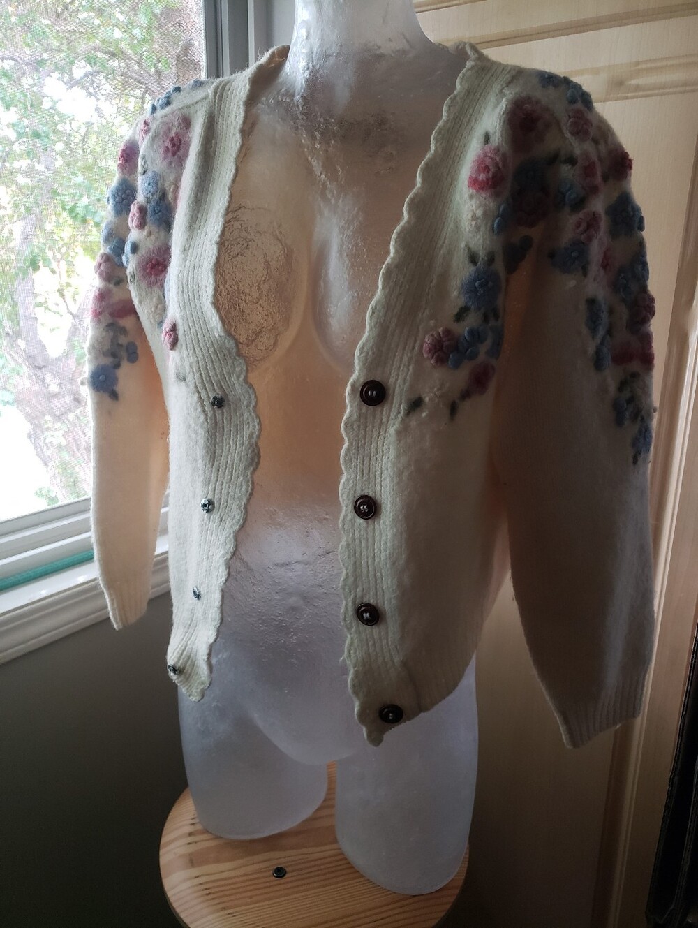 Hand-Knit Cream Wool Floral Button-Front Women's Cardigan